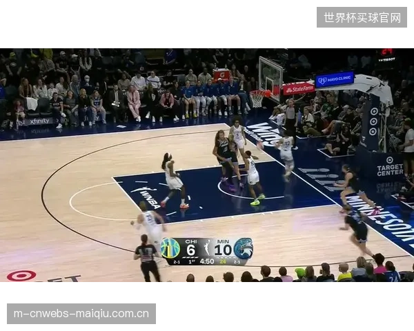杰克逊的无球跑动能有效撕扯对手防线，为主力射手马内创造进攻空间和得分机会。